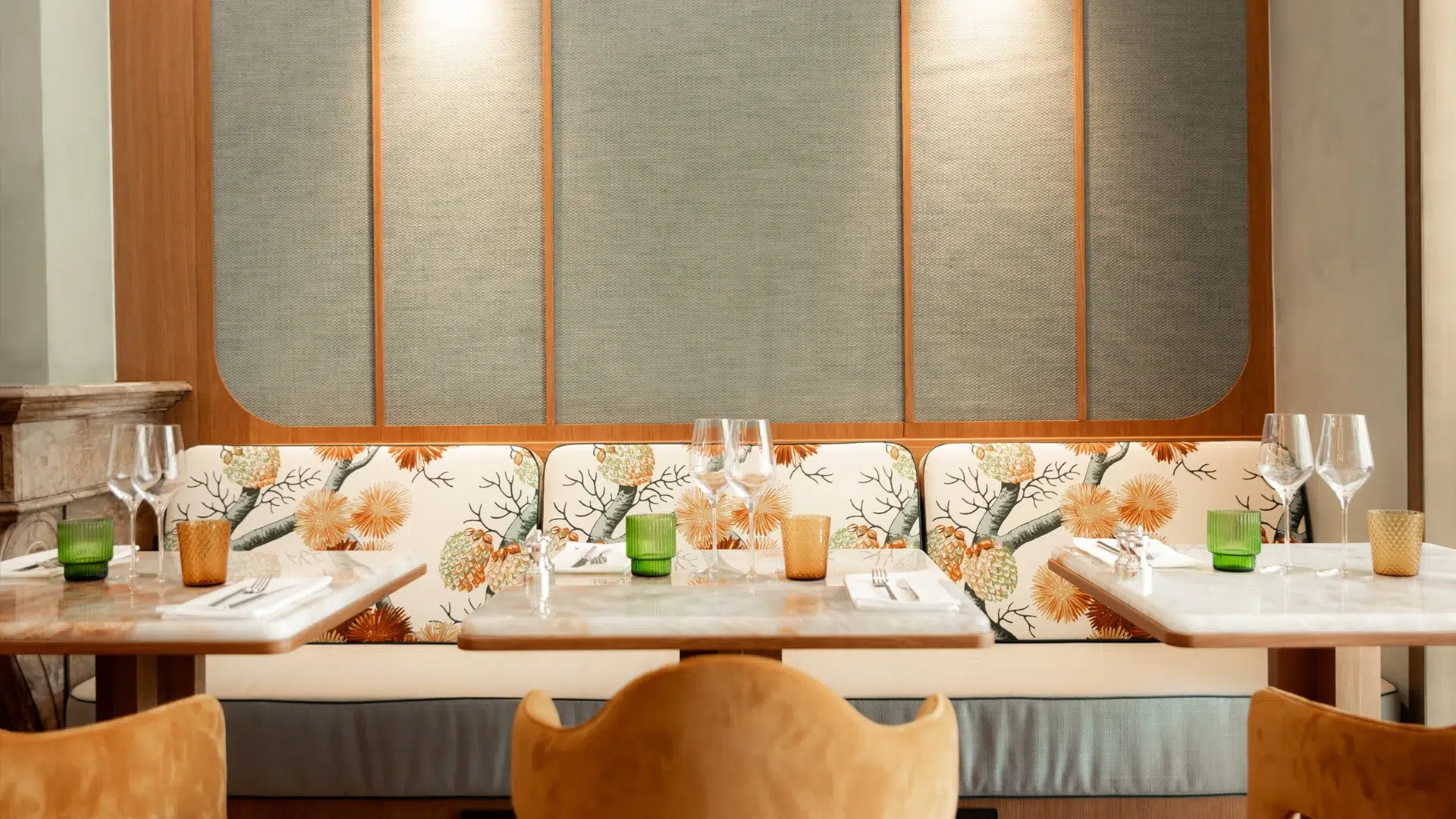 Elegant table and woven bench at Noisette restaurant, Faubourg 21 hotel in Brussels.