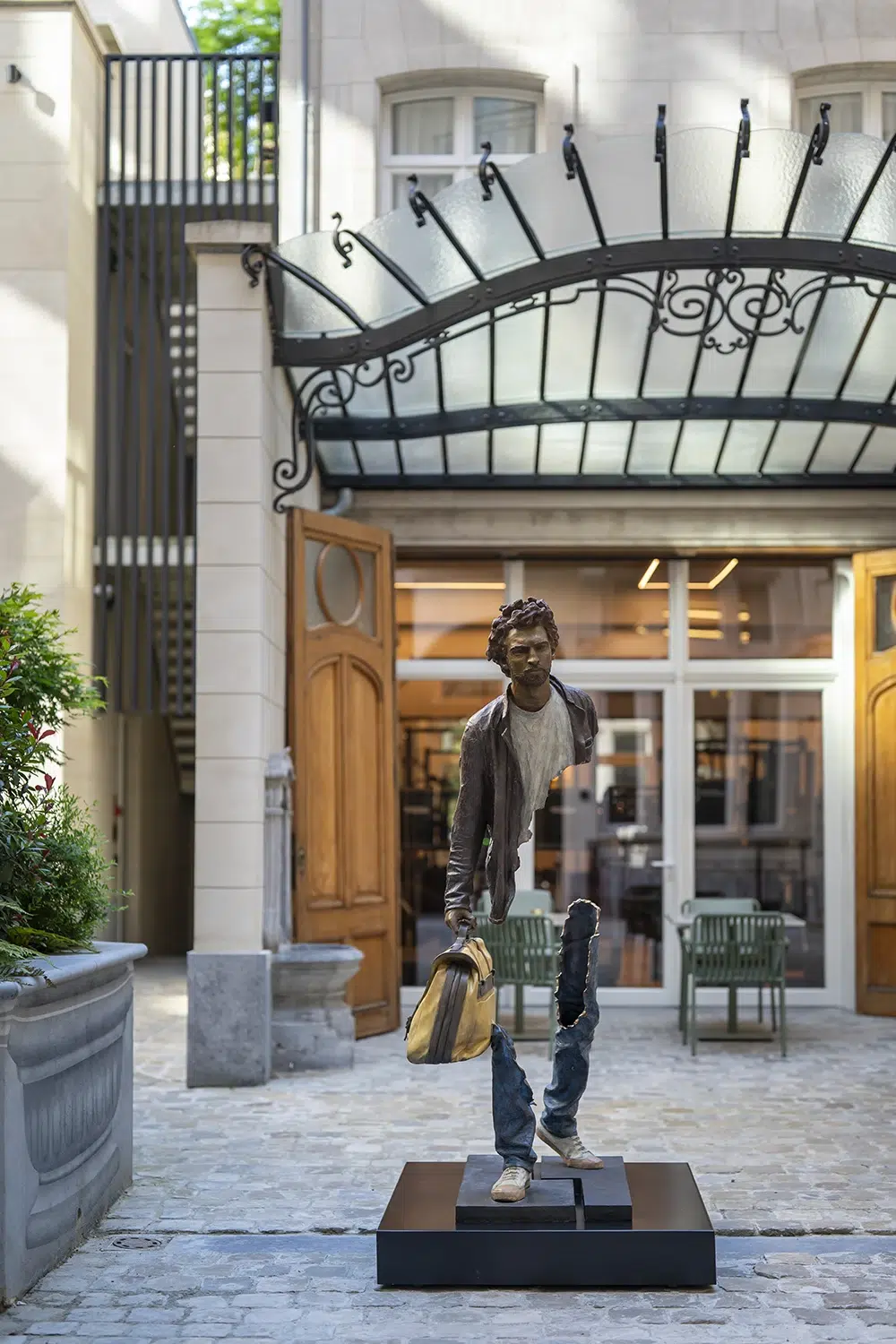faubourg-21-cours-oeuvre-dart-sculpture-hotel-bruxelles