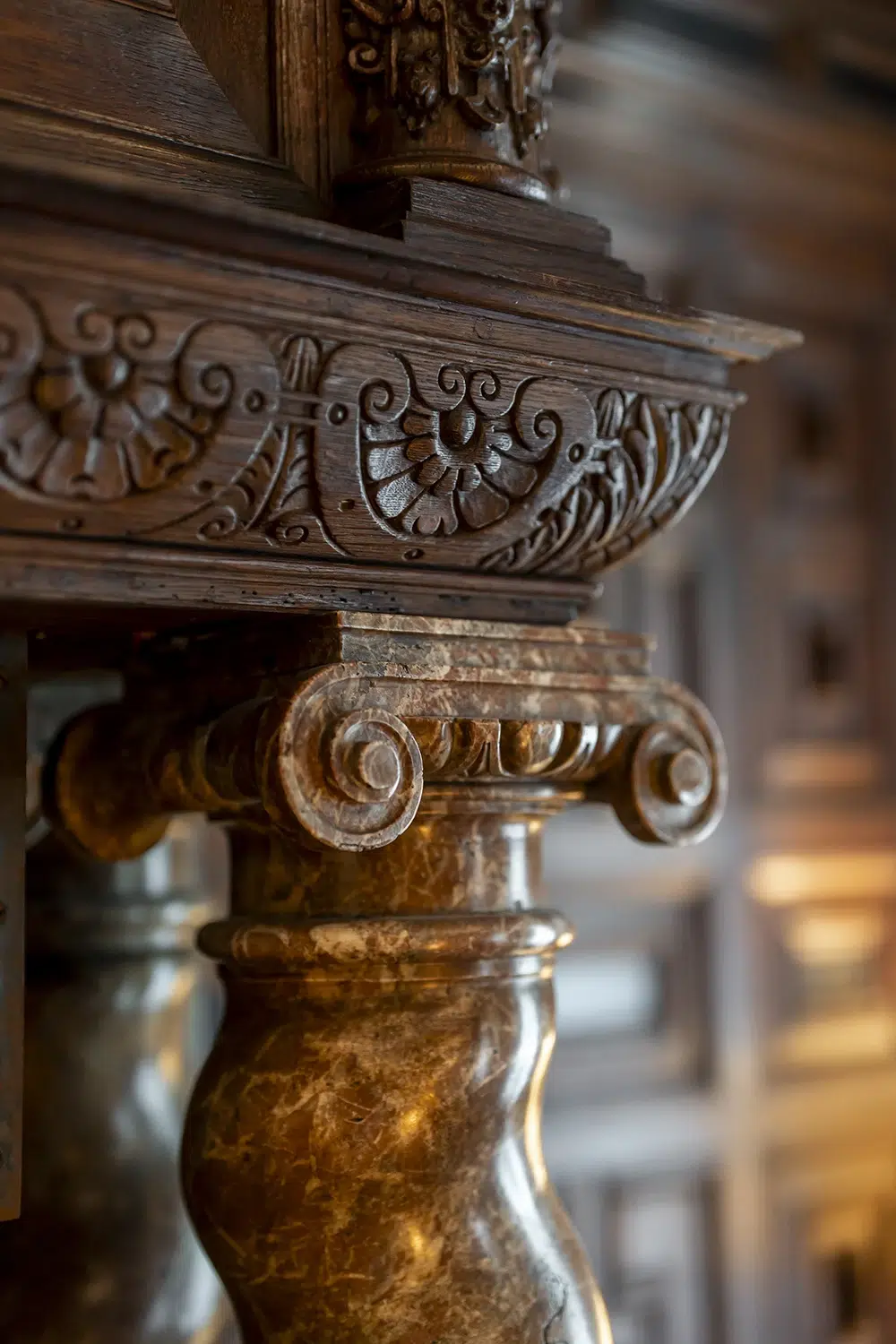 faubourg-21-details-cheminee-classee-bois-marbre-accueil-hotel-bruxelles
