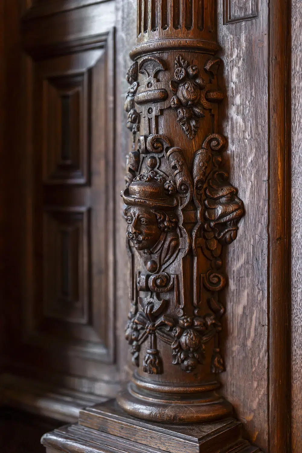 faubourg-21-reception-details-sculpture-bois-hotel-bruxelles