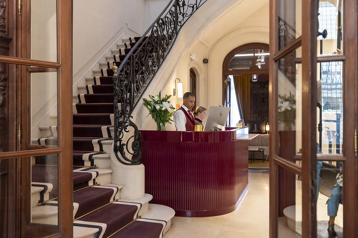 faubourg-21-reception-grand-escalier-hotel-bruxelles